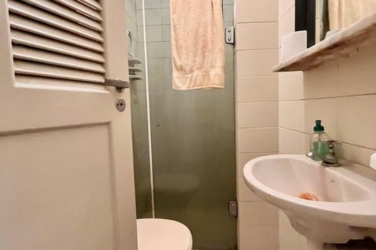 Banheiro de serviço de apartamento à venda com 4 quartos, 300m² em Copacabana, Rio de Janeiro