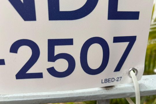 Plaquinha Instalada código LBED-27 de apartamento à venda com 1 quarto, 49m² em Passo D’areia, Porto Alegre