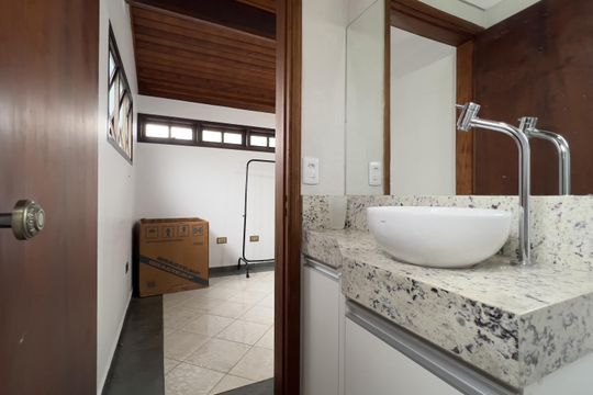 Lavabo 1 de casa à venda com 3 quartos, 289m² em Vila Rosalia, Guarulhos