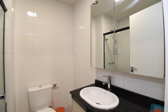 Banheiro Social de kitnet/studio para alugar com 1 quarto, 20m² em Centro, Curitiba