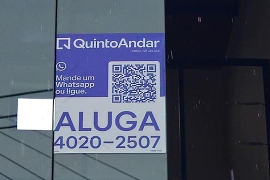 Placa instalada no vidro da sala do imóvel - Código da placa: YIXW-1747 de apartamento para alugar com 1 quarto, 20m² em Itaim Paulista, Ferraz de Vasconcelos