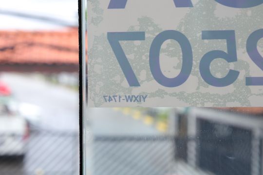 Placa instalada no vidro da sala do imóvel - Código da placa: YIXW-1747 de apartamento para alugar com 1 quarto, 20m² em Itaim Paulista, Ferraz de Vasconcelos