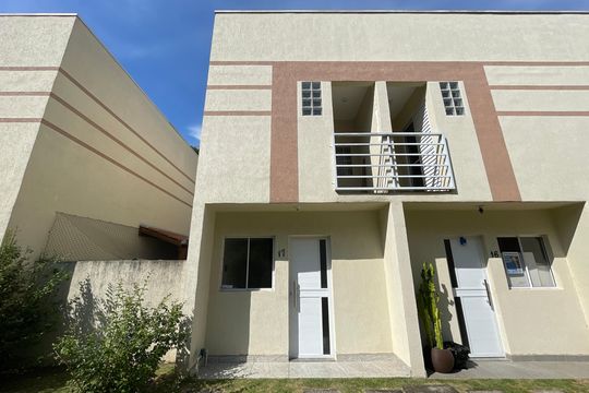 Fachada de casa de condomínio para alugar com 2 quartos, 61m² em Parque Rincao, Cotia
