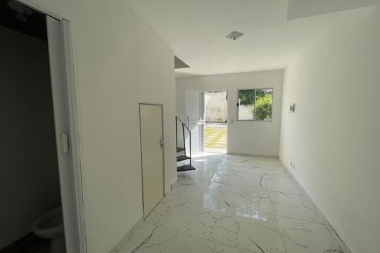Sala de casa de condomínio para alugar com 2 quartos, 61m² em Parque Rincao, Cotia