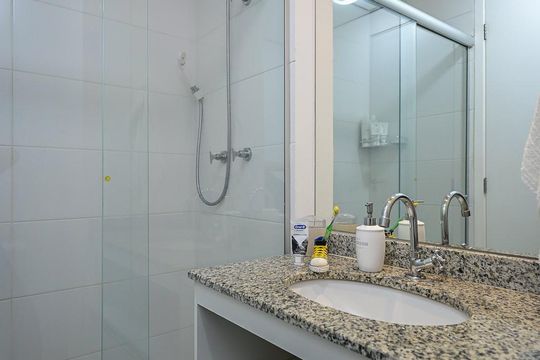 Banheiro de apartamento à venda com 2 quartos, 64m² em Jardim Parque Morumbi, São Paulo