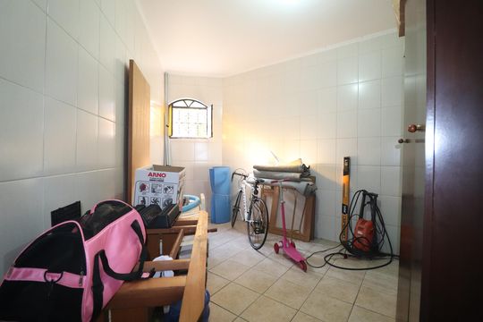Depósito garagem  de casa à venda com 3 quartos, 380m² em Vila Aquilino, Santo André