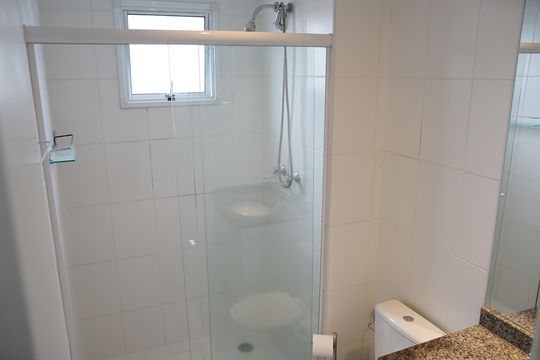 Banheiro 1 de apartamento à venda com 2 quartos, 56m² em Jardim Flor da Montanha, Guarulhos