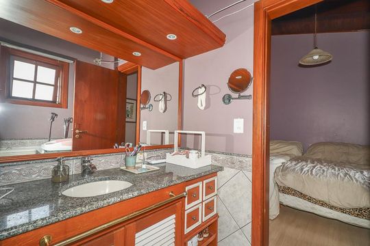 Banheiro da Suíte de casa de condomínio à venda com 5 quartos, 306m² em Boa Vista, Porto Alegre