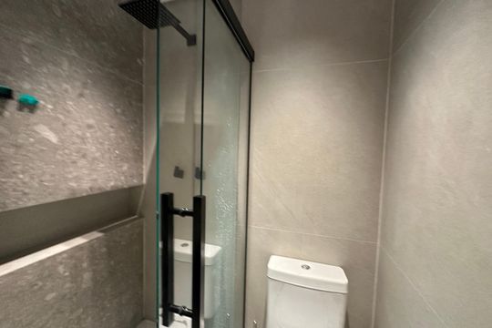 Banheiro da Suíte 1 de apartamento para alugar com 2 quartos, 80m² em Bethaville I, Barueri