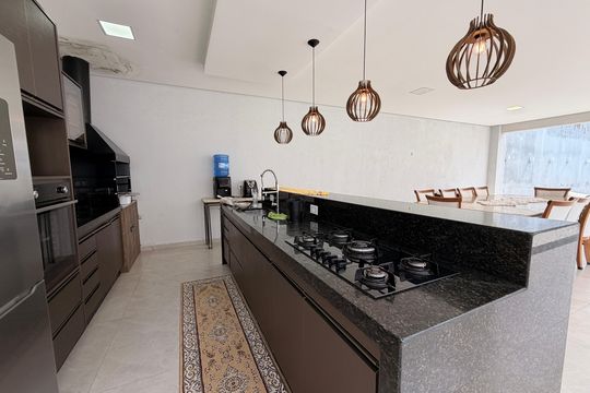 Quintal com churrasqueira e piscina de casa de condomínio à venda com 4 quartos, 450m² em Jardim Tarumã, Jundiaí