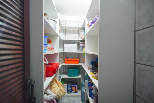 Despensa de casa para alugar com 5 quartos, 400m² em Jardim Carvalho, Porto Alegre