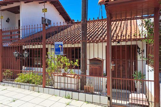 Fachada de casa para alugar com 5 quartos, 400m² em Jardim Carvalho, Porto Alegre