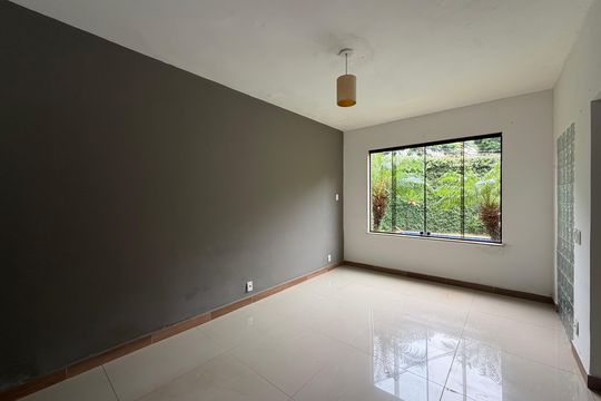 Sala de casa para alugar com 1 quarto, 75m² em Jacarepaguá, Rio de Janeiro