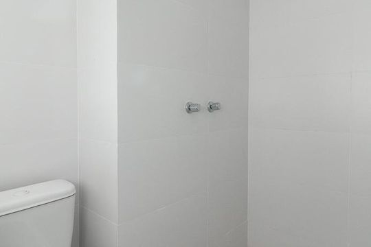 Banheiro de apartamento à venda com 1 quarto, 29m² em Independência, Porto Alegre