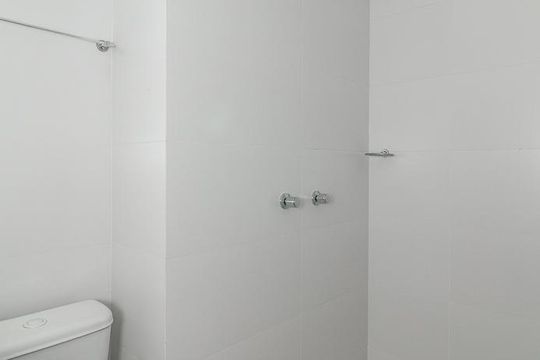 Banheiro de apartamento à venda com 1 quarto, 30m² em Independência, Porto Alegre