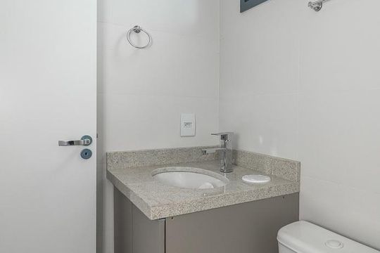 Banheiro de apartamento à venda com 1 quarto, 30m² em Independência, Porto Alegre