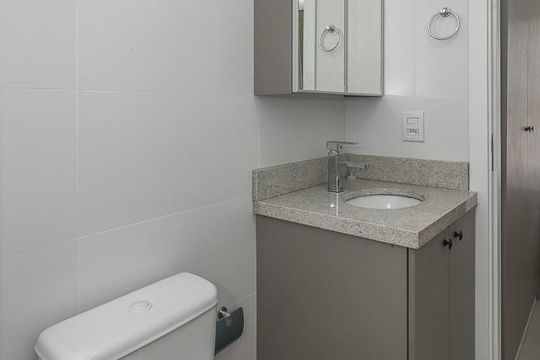 Banheiro de apartamento à venda com 1 quarto, 24m² em Independência, Porto Alegre