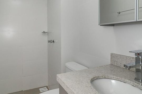 Banheiro de apartamento à venda com 1 quarto, 24m² em Independência, Porto Alegre