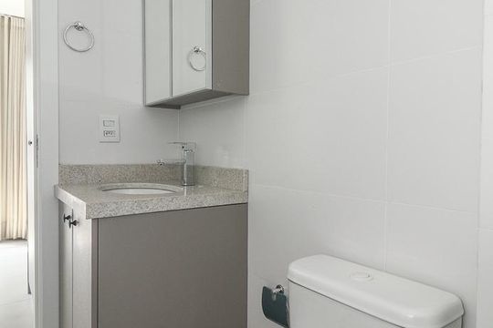 Banheiro de apartamento à venda com 1 quarto, 24m² em Independência, Porto Alegre