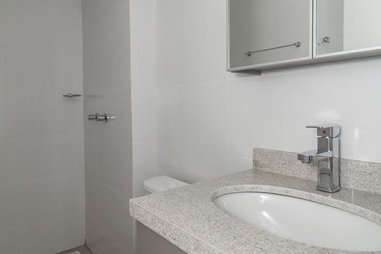 Banheiro de apartamento à venda com 1 quarto, 24m² em Independência, Porto Alegre
