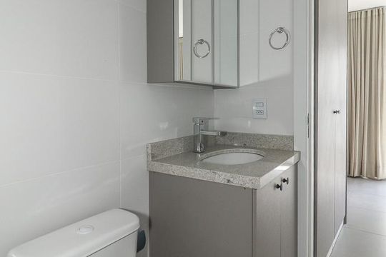 Banheiro de apartamento à venda com 1 quarto, 24m² em Independência, Porto Alegre