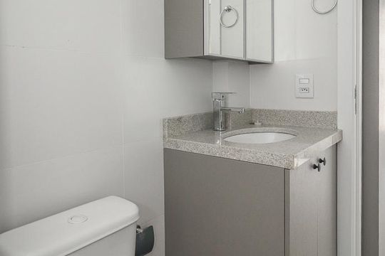 Banheiro de apartamento à venda com 1 quarto, 24m² em Independência, Porto Alegre