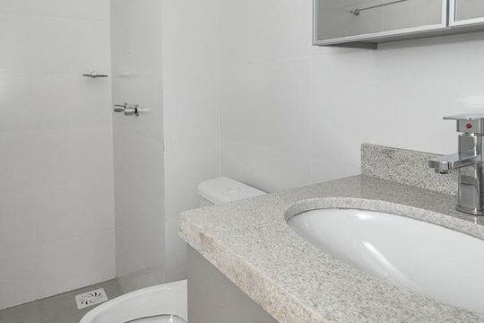 Banheiro de apartamento à venda com 1 quarto, 24m² em Independência, Porto Alegre
