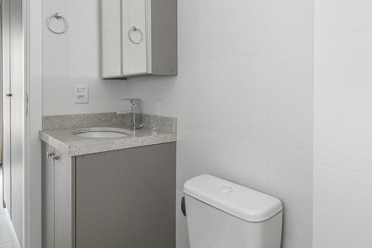 Banheiro de apartamento à venda com 1 quarto, 24m² em Independência, Porto Alegre