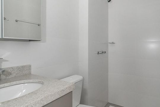 Banheiro de apartamento à venda com 1 quarto, 24m² em Independência, Porto Alegre