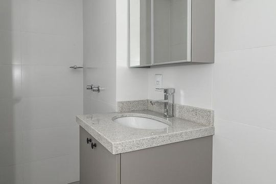 Banheiro de apartamento à venda com 1 quarto, 30m² em Independência, Porto Alegre
