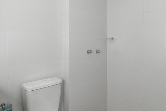 Banheiro de apartamento à venda com 1 quarto, 27m² em Independência, Porto Alegre