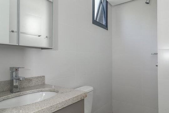 Banheiro de apartamento à venda com 1 quarto, 25m² em Independência, Porto Alegre