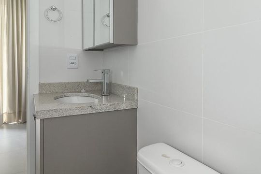 Banheiro de apartamento à venda com 1 quarto, 25m² em Independência, Porto Alegre