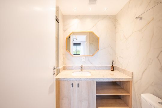 Banheiro  de apartamento à venda com 1 quarto, 50m² em Petrópolis, Porto Alegre