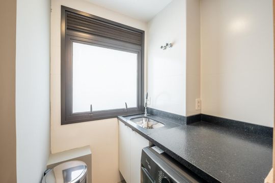 Lavanderia  de apartamento à venda com 1 quarto, 50m² em Petrópolis, Porto Alegre