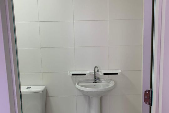 Banheiro de apartamento à venda com 1 quarto, 36m² em Jardim Itacolomi, São Paulo