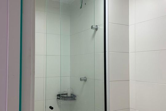 Banheiro de apartamento à venda com 1 quarto, 36m² em Jardim Itacolomi, São Paulo