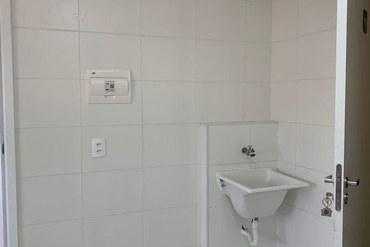 Sala/cozinha de apartamento à venda com 1 quarto, 36m² em Jardim Itacolomi, São Paulo