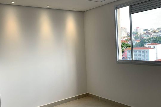 Sala/cozinha de apartamento à venda com 1 quarto, 36m² em Jardim Itacolomi, São Paulo
