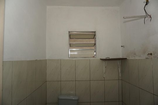 Banheiro de casa de condomínio para alugar com 2 quartos, 160m² em Jardim Guaruja, Embu das Artes