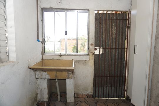 Lavanderia de casa de condomínio para alugar com 2 quartos, 160m² em Jardim Guaruja, Embu das Artes