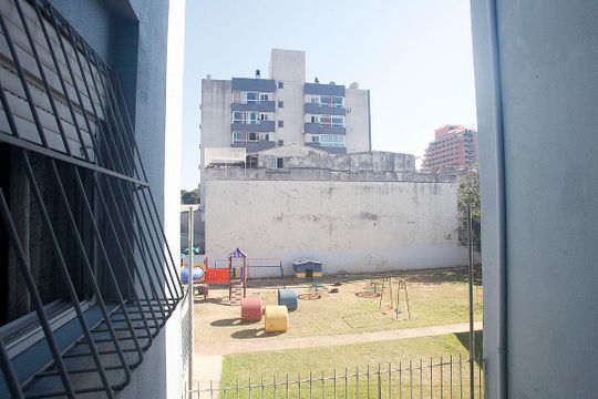 Cozinha + Área de Serviço Vista de apartamento à venda com 1 quarto, 45m² em Azenha, Porto Alegre