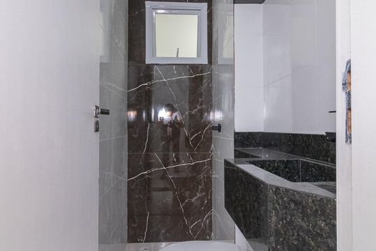 Banheiro de apartamento à venda com 1 quarto, 28m² em Vila Granada, São Paulo