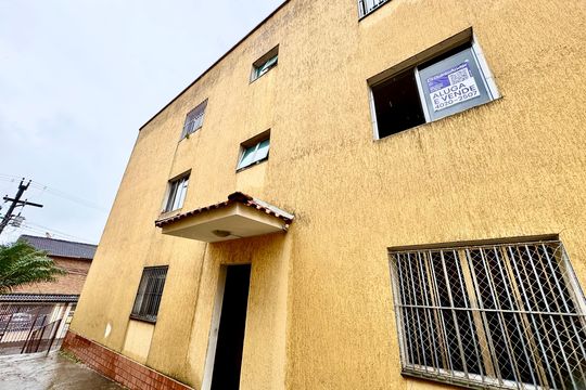 Placa instalada na fachada do imóvel  de apartamento à venda com 2 quartos, 70m² em Vila Gopouva, Guarulhos