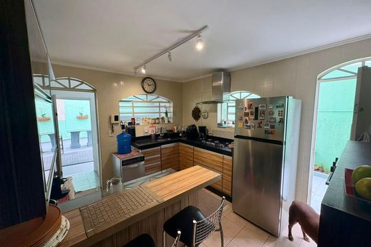 Casa para alugar com 4 quartos, 200m² em Jardim Nossa Senhora Aparecida, São Paulo