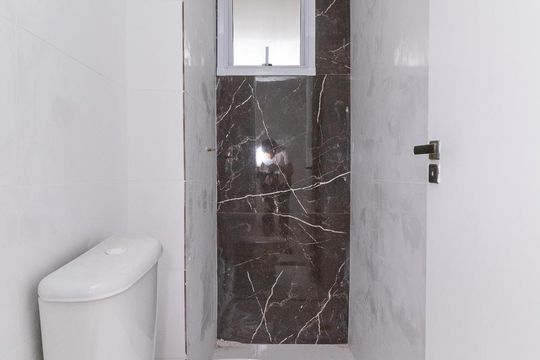 Banheiro de apartamento à venda com 1 quarto, 40m² em Vila Granada, São Paulo