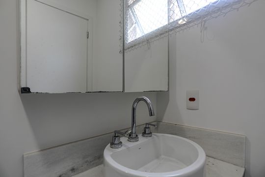Banheiro de apartamento para alugar com 2 quartos, 57m² em Jardim Sao Pedro, Mogi das Cruzes