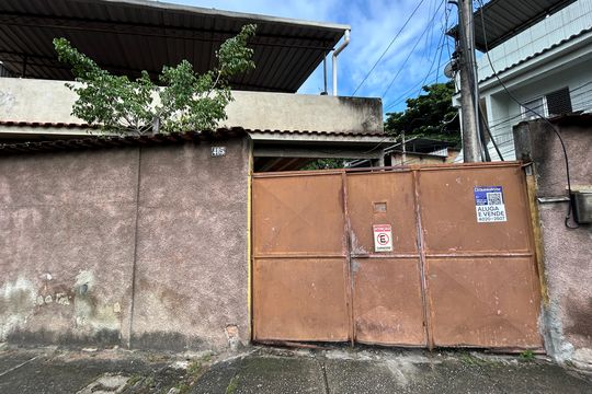 Fachada + plaquinha de casa para alugar com 3 quartos, 170m² em Rocha Miranda , Rio de Janeiro