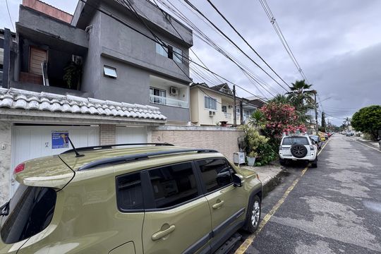 Fachada de casa à venda com 3 quartos, 200m² em Jacarepaguá, Rio de Janeiro