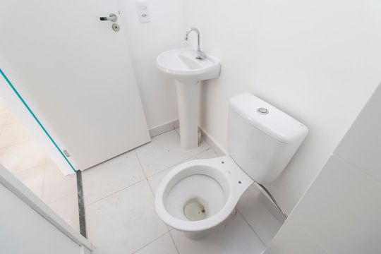 Banheiro de apartamento à venda com 2 quartos, 32m² em Vila Carmosina, São Paulo
